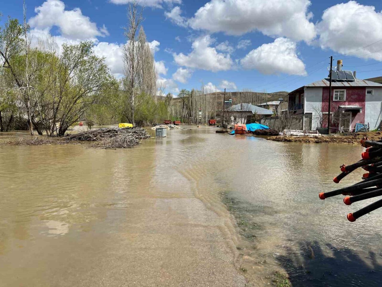 Bayburt’ta kuvvetli sağanak yağışın ardından Kırkpınar köyündeki dere taştı, sel