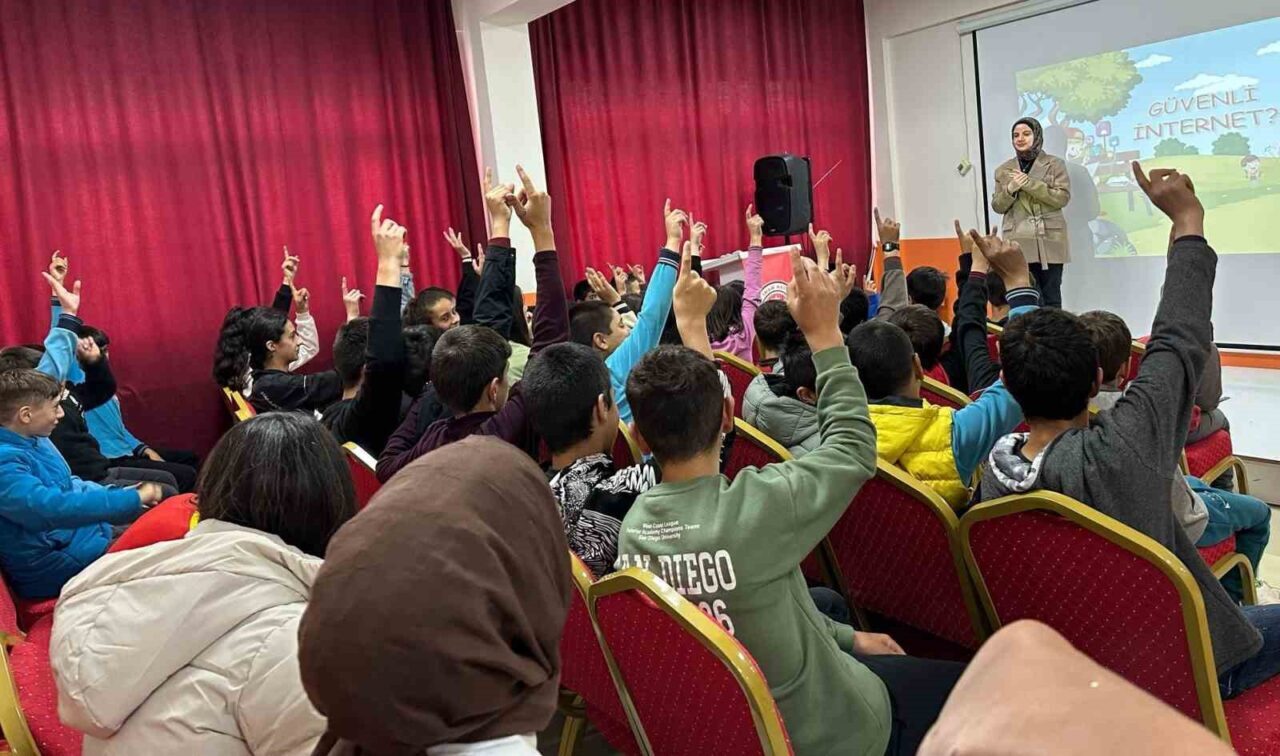 Bayburt’ta öğrencilere, ’Güvenli İnternet, Güvenli ve Bilinçli İnternet Kullanımı’ konusunda