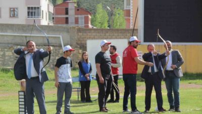 Bayburt’ta Gençlik Haftası etkinlikleri çerçevesinde okçuluk turnuvası düzenlendi. Genç Osman