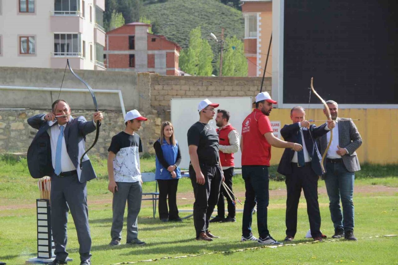 Bayburt’ta Gençlik Haftası etkinlikleri çerçevesinde okçuluk turnuvası düzenlendi. Genç Osman
