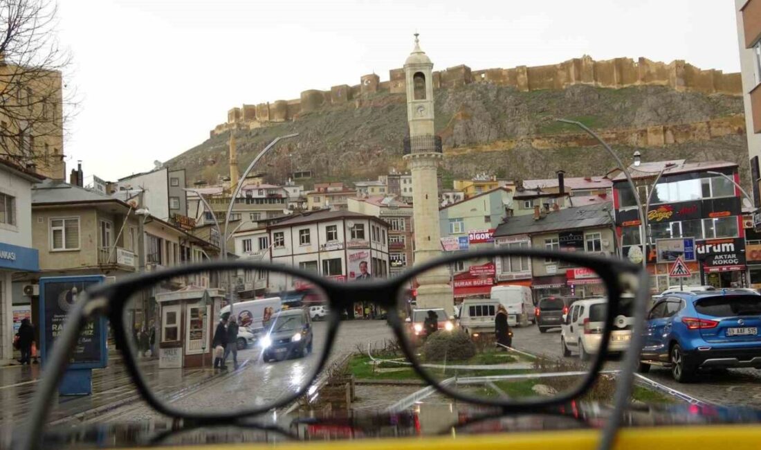 Bayburt kent merkezinde sabahın erken saatlerinde başlayan yağmur, etkisini sürdürmeye