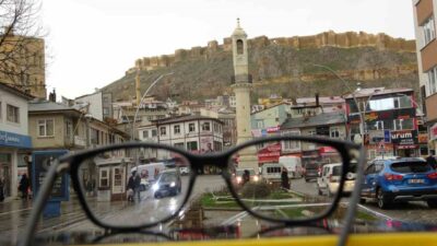 Bayburt kent merkezinde sabahın erken saatlerinde başlayan yağmur, etkisini sürdürmeye