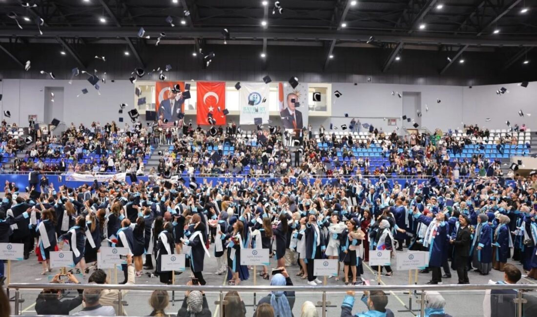 Bayburt Üniversitesinde 2024-2025 akademik yılı mezuniyet töreni düzenlendi. Öğrenciler, mezun
