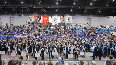 Bayburt Üniversitesinde 2024-2025 akademik yılı mezuniyet töreni düzenlendi. Öğrenciler, mezun