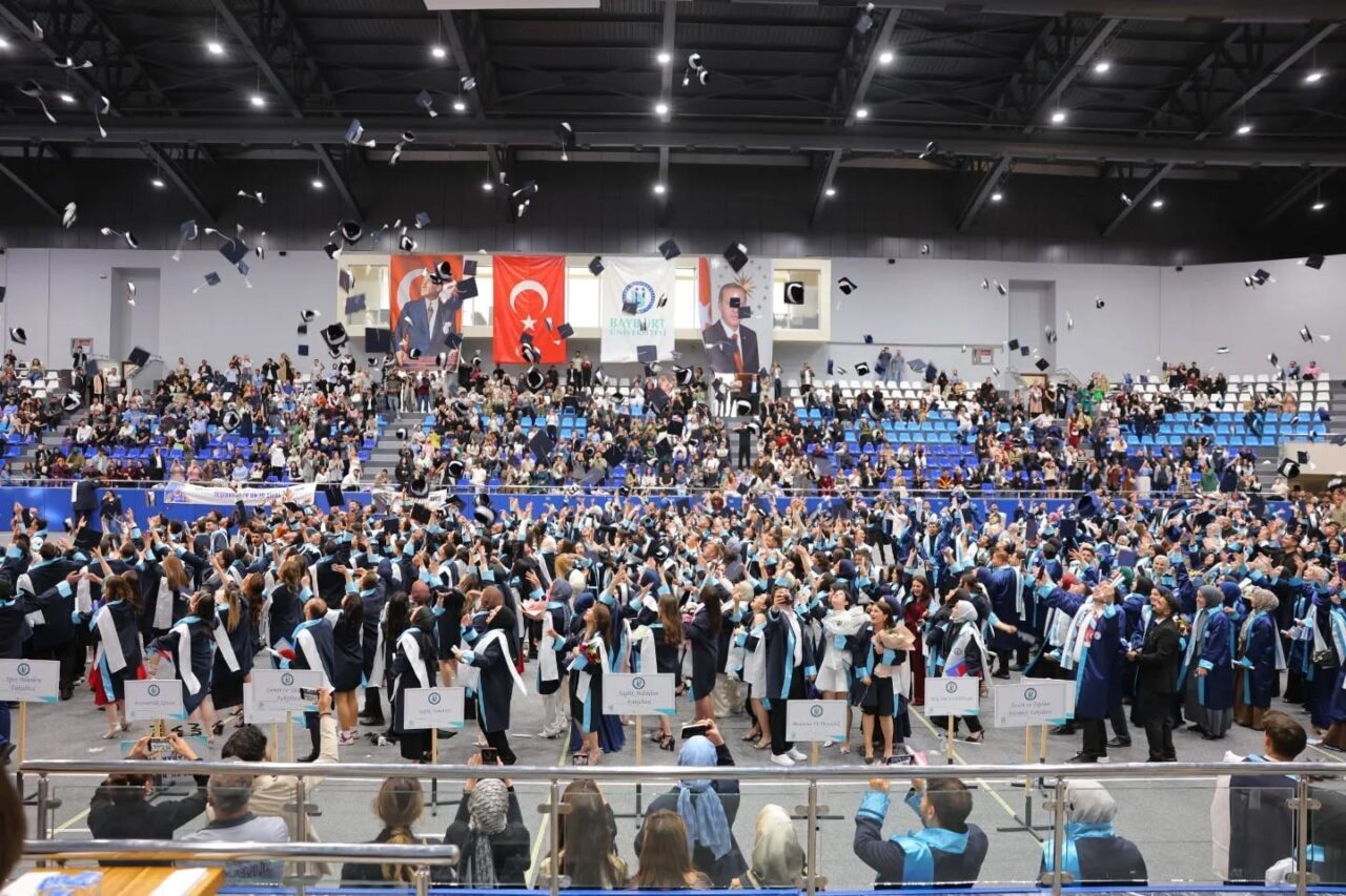 Bayburt Üniversitesinde 2024-2025 akademik yılı mezuniyet töreni düzenlendi. Öğrenciler, mezun