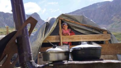 Bayburt’ta havaların ısınmaya başlamasıyla birlikte besiciler sürülerini yaylalara götürmeye başladı.