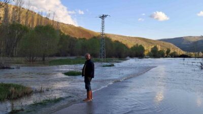Bayburt’ta etkili olan sağanak yağış nedeniyle Çatıksu köyünde de su