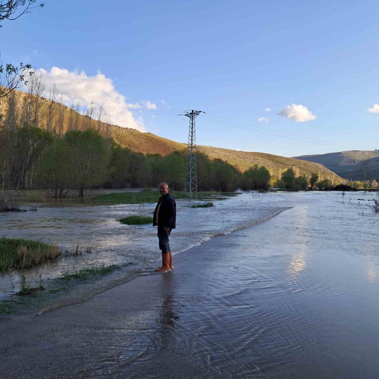Bayburt’ta etkili olan sağanak yağış nedeniyle Çatıksu köyünde de su