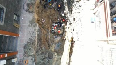 İstanbul Bayrampaşa’da İSKİ ekiplerinin iş makinesi ile çalışma yaptıkları esnada