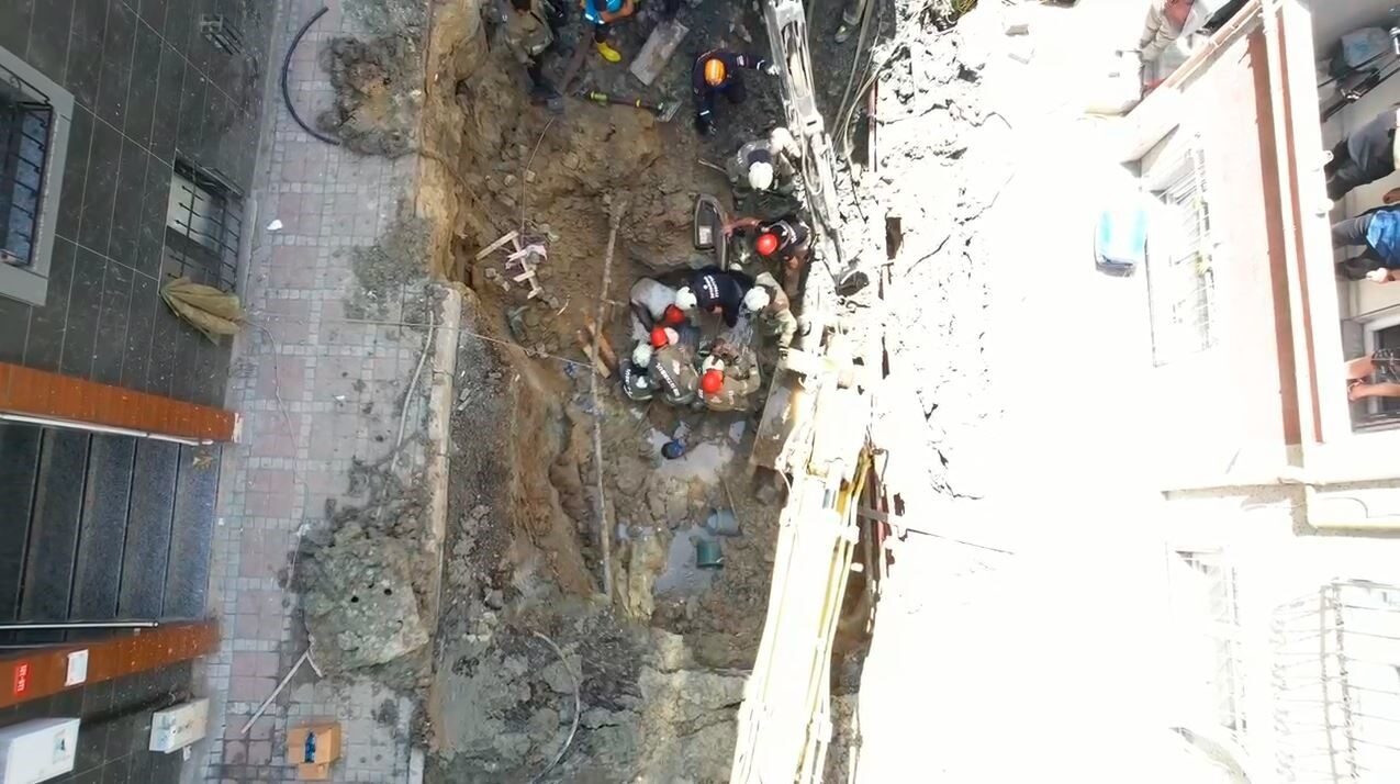 İstanbul Bayrampaşa’da İSKİ ekiplerinin iş makinesi ile çalışma yaptıkları esnada