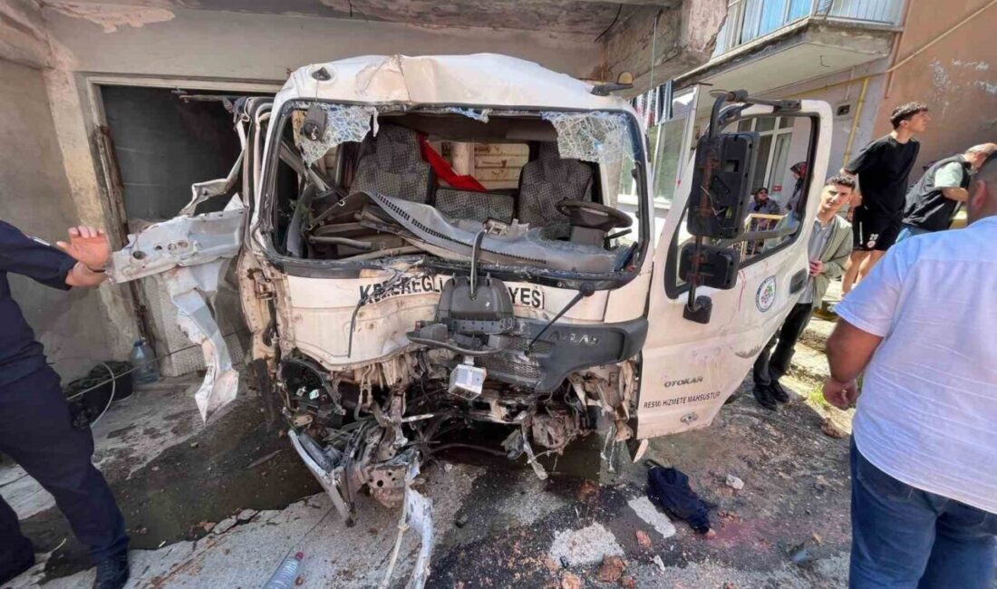 Zonguldak’ın Ereğli ilçesinde freni patlayan kamyonet, önce elektrik direğine çarptı