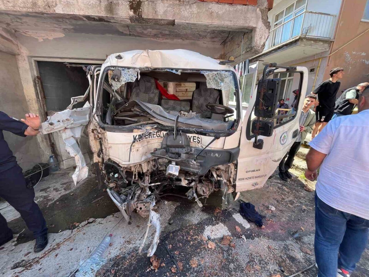 Zonguldak’ın Ereğli ilçesinde freni patlayan kamyonet, önce elektrik direğine çarptı
