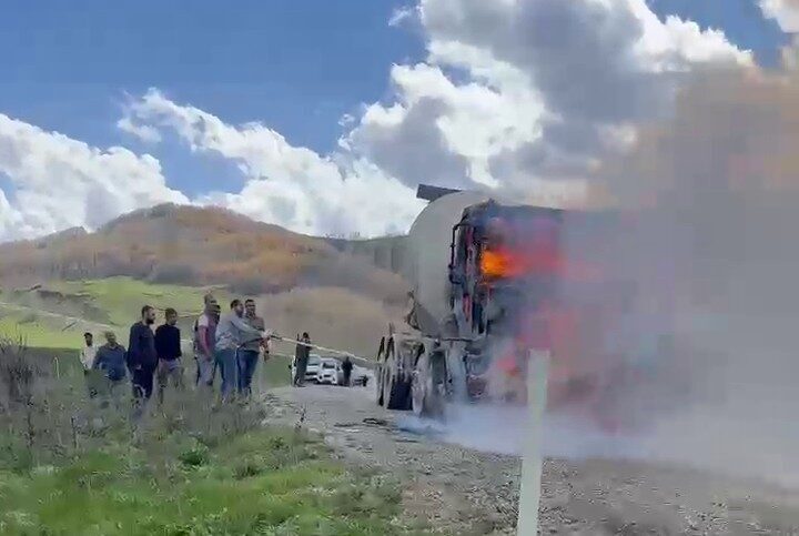 Erzurum’un Aziziye ilçesinde bir beton mikserinin ön tarafı seyir halinde