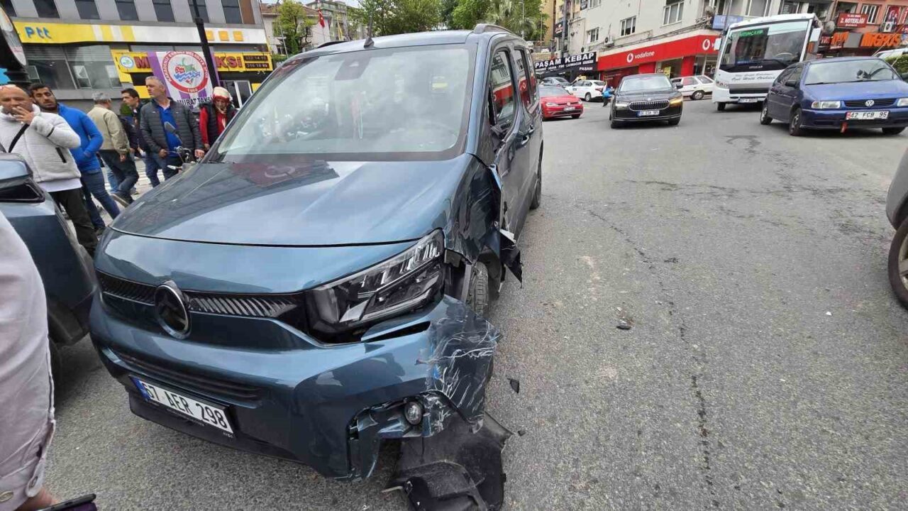 Zonguldak’ın Ereğli ilçesinde meydana gelen trafik kazasında beton mikseri ile