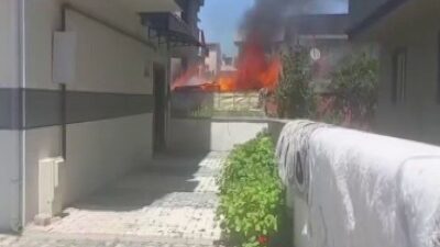 Kocaeli’nin Darıca ilçesinde bir binanın kömürlüğü alev alev yandı. Yangında