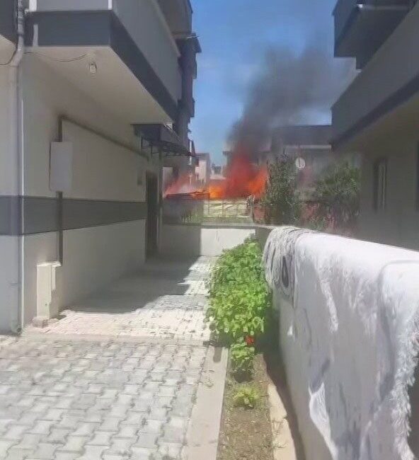 Kocaeli’nin Darıca ilçesinde bir binanın kömürlüğü alev alev yandı. Yangında