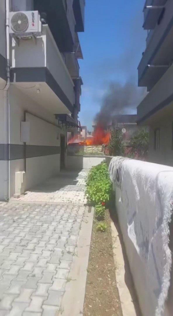 Kocaeli’nin Darıca ilçesinde bir binanın kömürlüğü alev alev yandı. Yangında