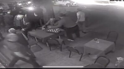 Bursa’nın Gemlik ilçesinde 75 yaşındaki adam, yüzlerce kişinin gözü önünde