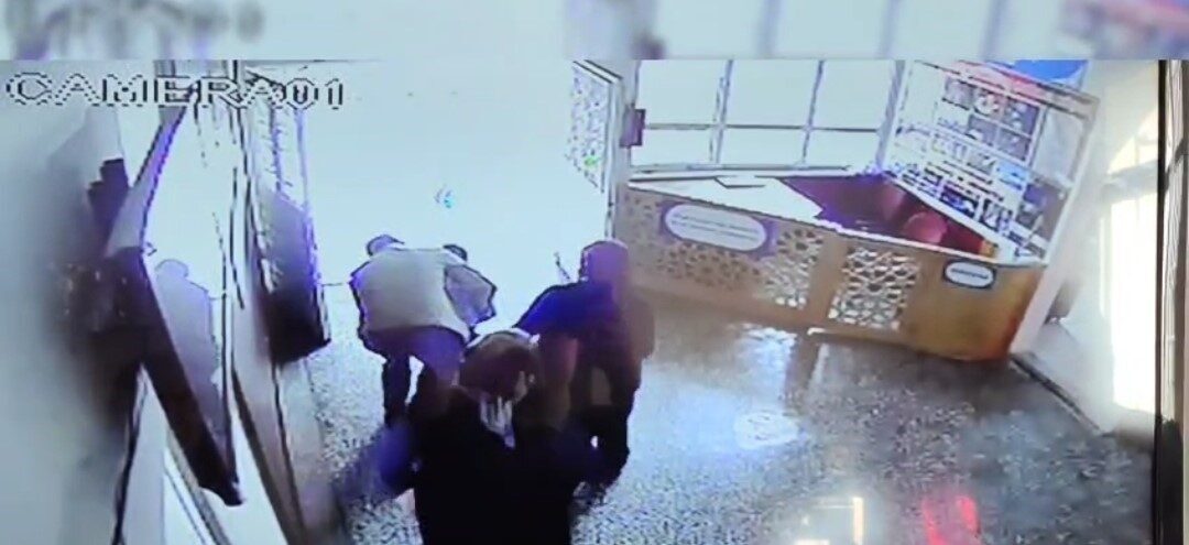 Sivas’ta ilkokul öğrencisinin boğazında kalan şeker, öğretmeninin Heimlich manevrasıyla çıkartıldı.