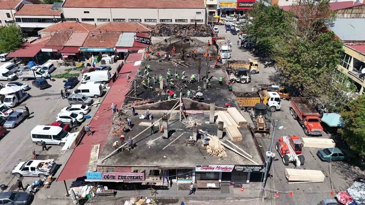 Erzincan Belediye Başkanı Bekir Aksun, Buğday Meydanı’nda yapılan çalışmaları inceleyerek