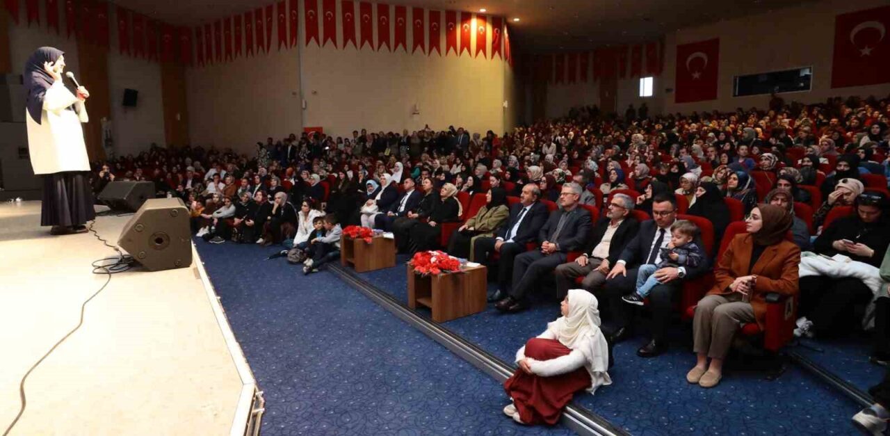 Erzurum Büyükşehir Belediyesi’nin ‘2025 Aile Yılı’ kapsamında düzenlediği “Ailede Rol