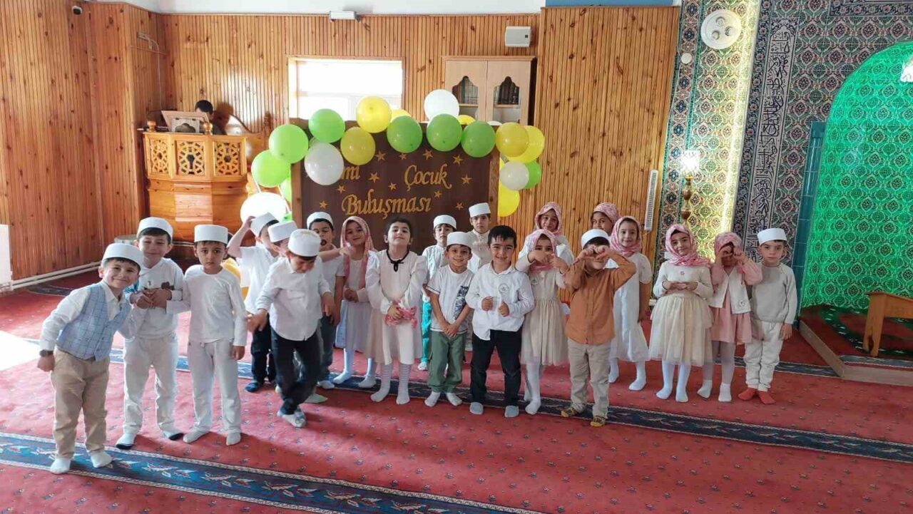 Erzincan’da camii çocuk buluşması gerçekleştirildi. “Şehirlerin Kalbi Camii’de Buluşalım” projesi