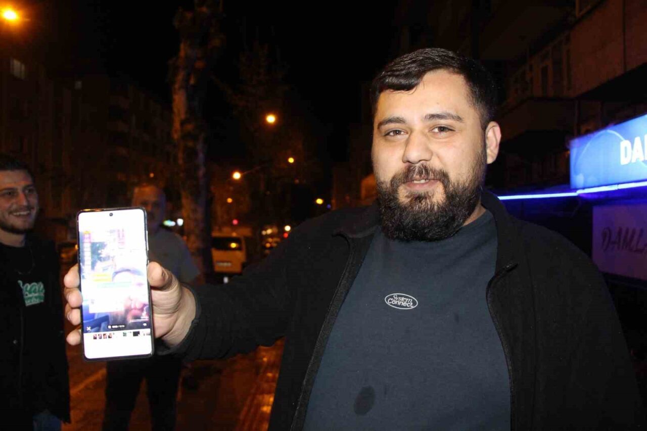 Amasya’da cep telefonuyla canlı yayında oyun oynayan gencin önünde bulunduğu