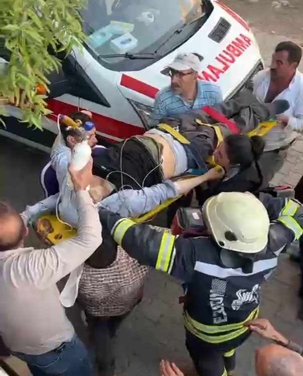 Erzurum’un Pasinler ilçesinde, çatıda rahatsızlanan ve ulaşılması zor bir yerde