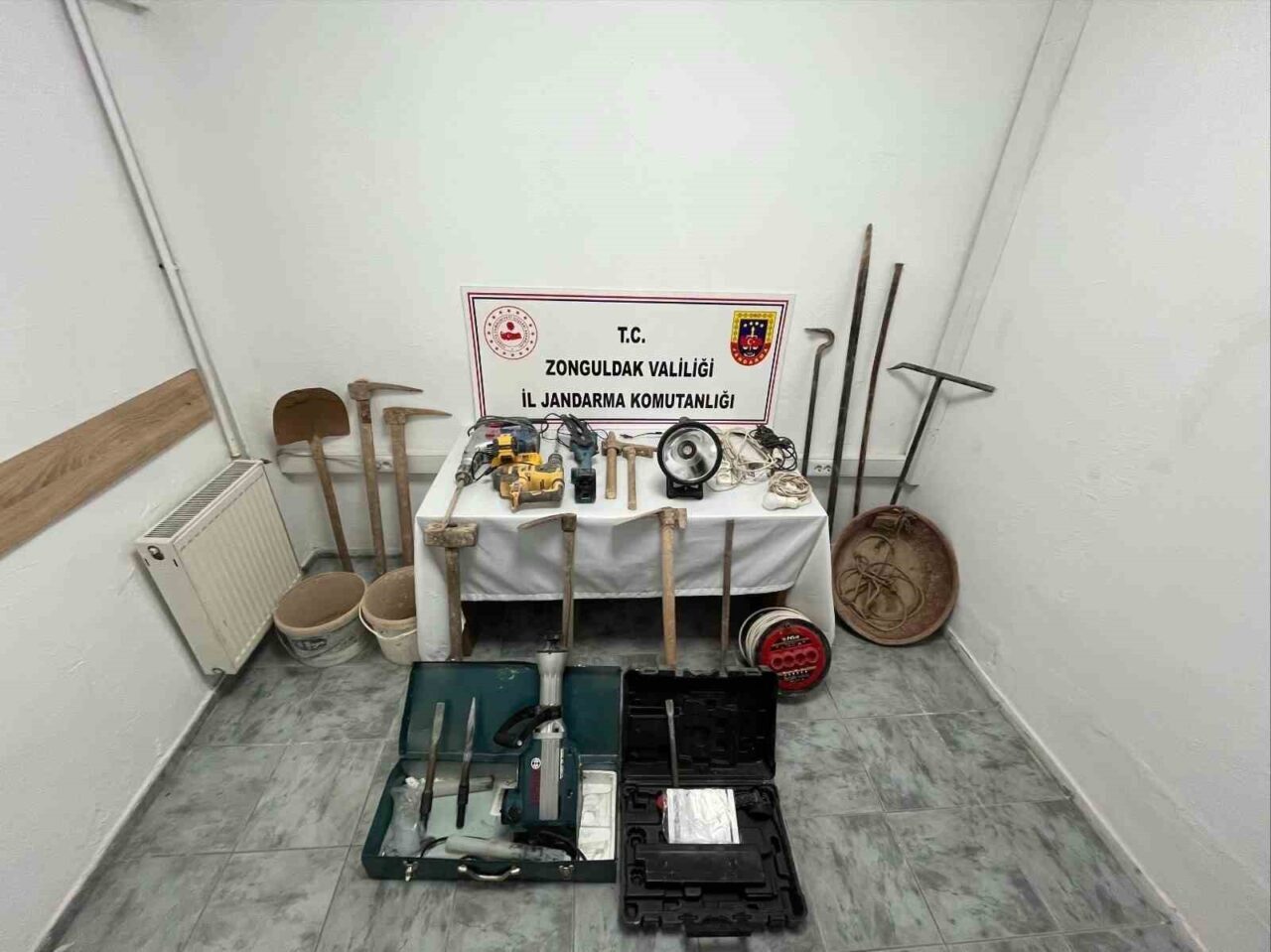 Zonguldak İl Jandarma Komutanlığı ekiplerince Çaycuma ilçesinde kaçak kazı yapan