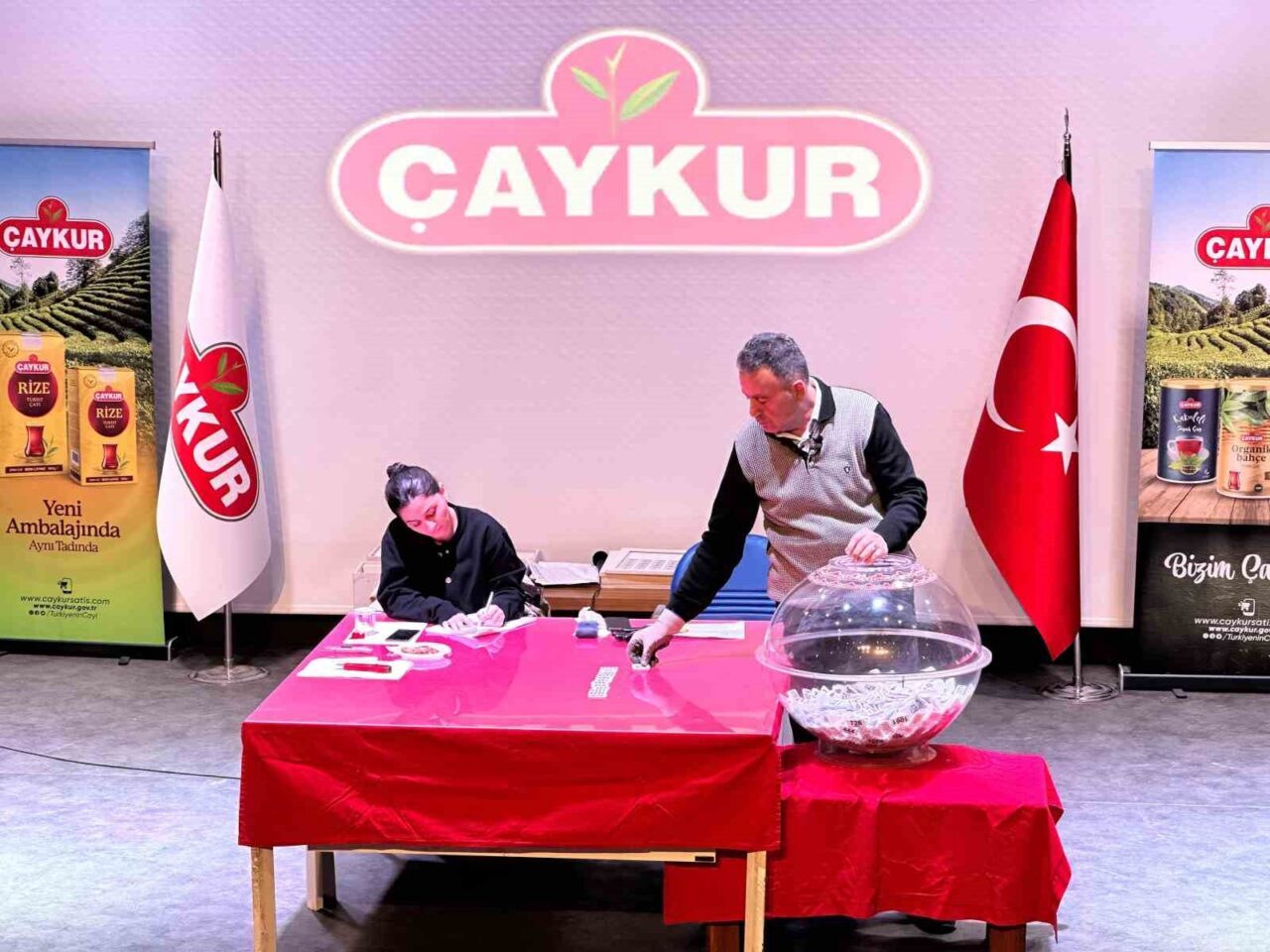 ÇAYKUR’a alınacak bin 500 mevsimlik için saat 09.00’da başlayan kura