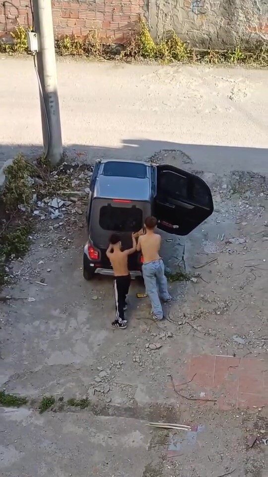 Kocaeli’de babalarına ait elektrikli aracı izinsiz alan iki çocuk, yaklaşık