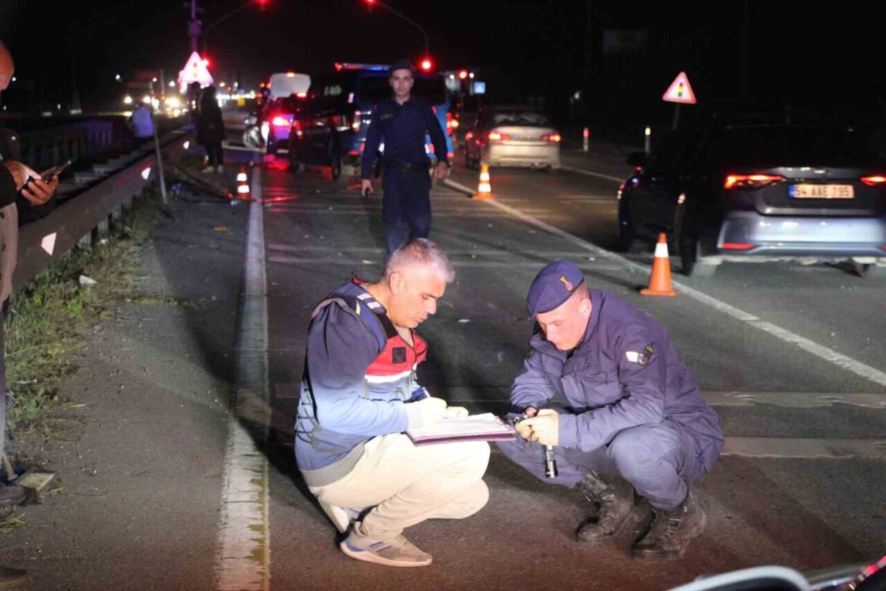 Sakarya’nın Erenler ilçesi D-100 kara yolunda elektrikli bisiklet ile motosikletin