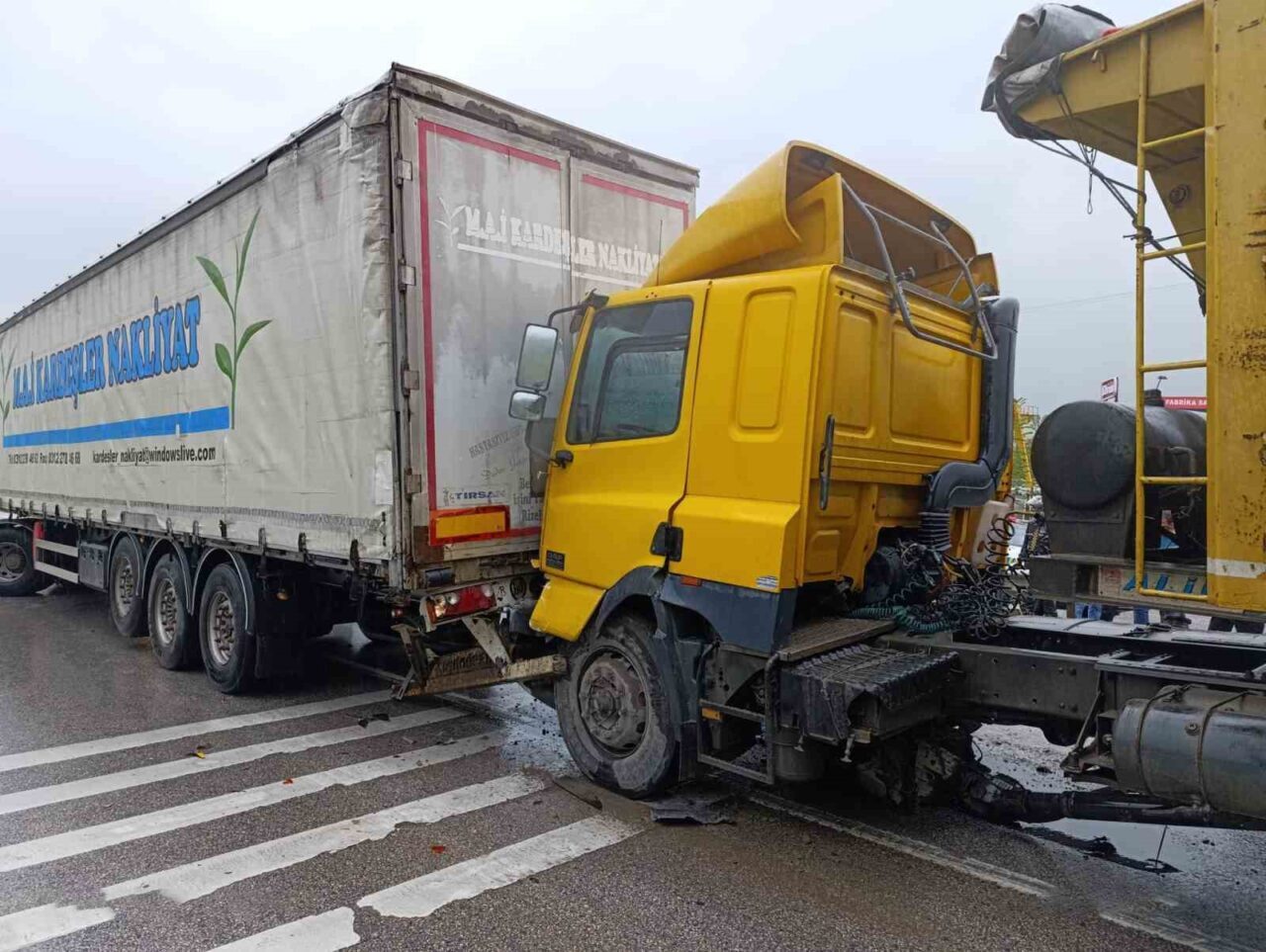 Sakarya’nın Serdivan ilçesi D-100 kara yolunda 2 tır ve 2