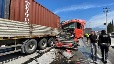 Sakarya’nın Pamukova ilçesi D-650 kara yolunda 3 tır, 1 minibüsün