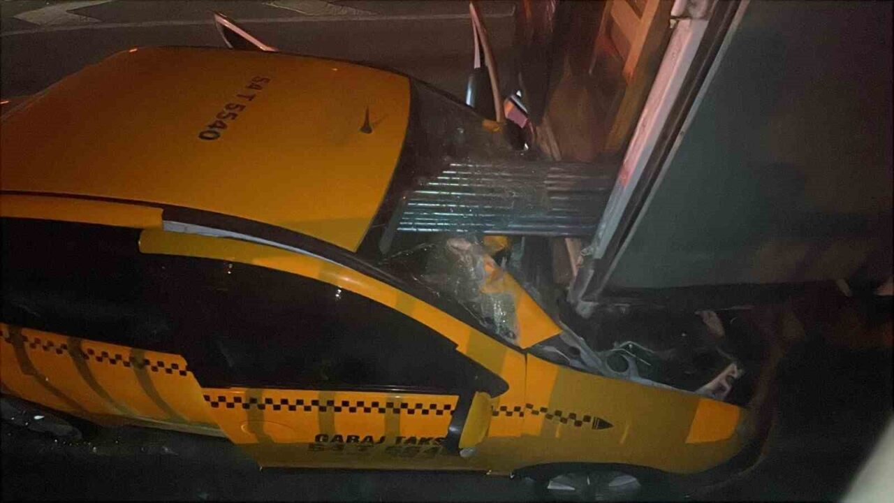 Sakarya’nın Pamukova ilçesi D-650 kara yolunda kamyonete adeta ok gibi