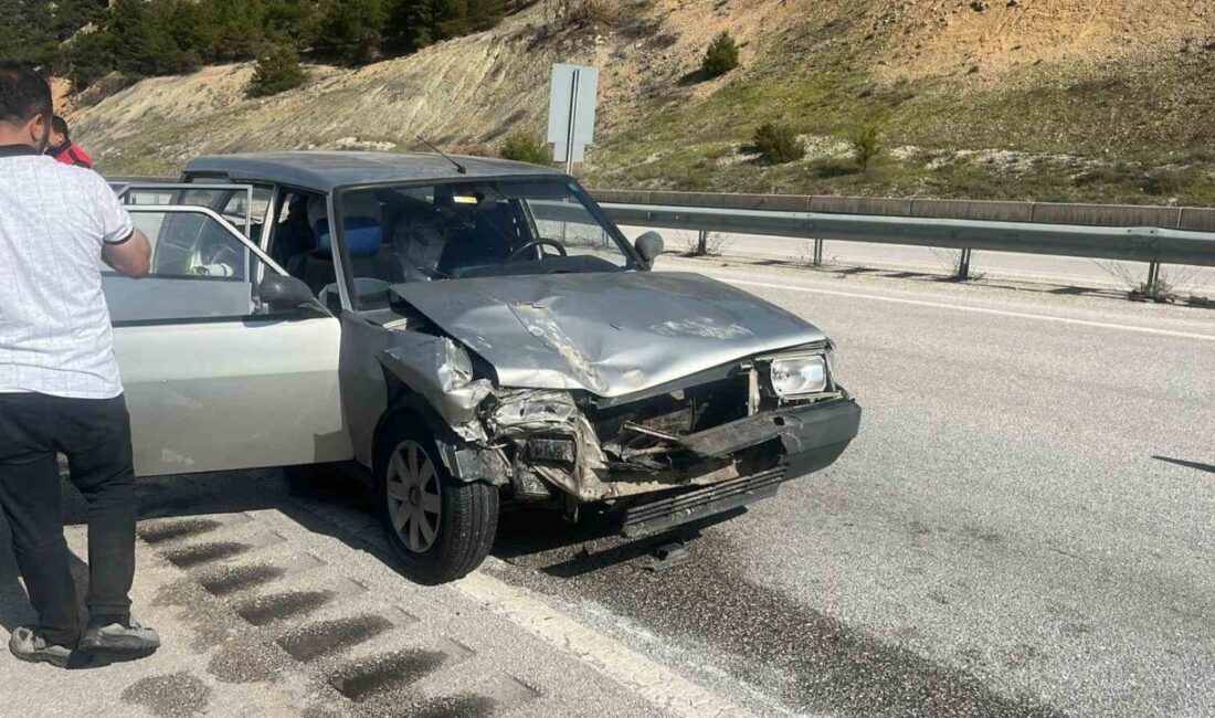 Kastamonu’nun Tosya ilçesi D100 karayolunda otomobilin kamyona çarpması neticesinde meydana
