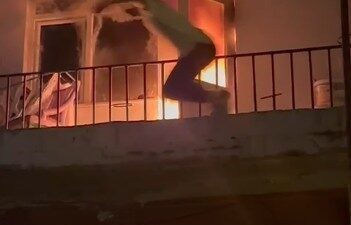 Kocaeli’nin İzmit ilçesinde 5 katlı binanın 1’inci katındaki daire alevlere