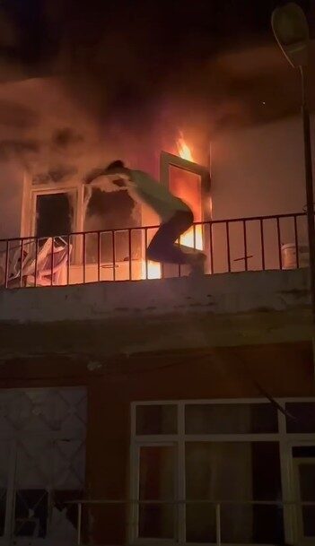 Kocaeli’nin İzmit ilçesinde 5 katlı binanın 1’inci katındaki daire alevlere