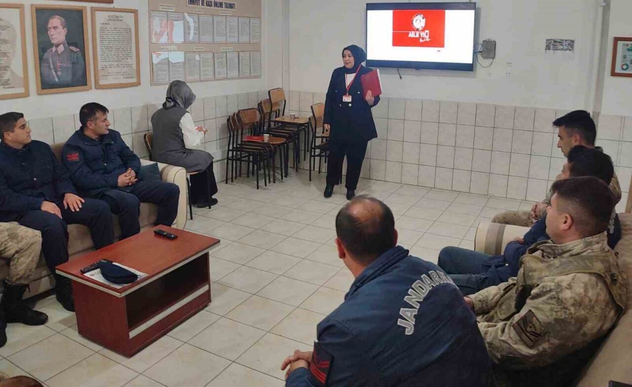 Demirözü İlçe Jandarma Komutanlığı personellerine, ’Kadına Yönelik Şiddetle Mücadele Eğitimi’