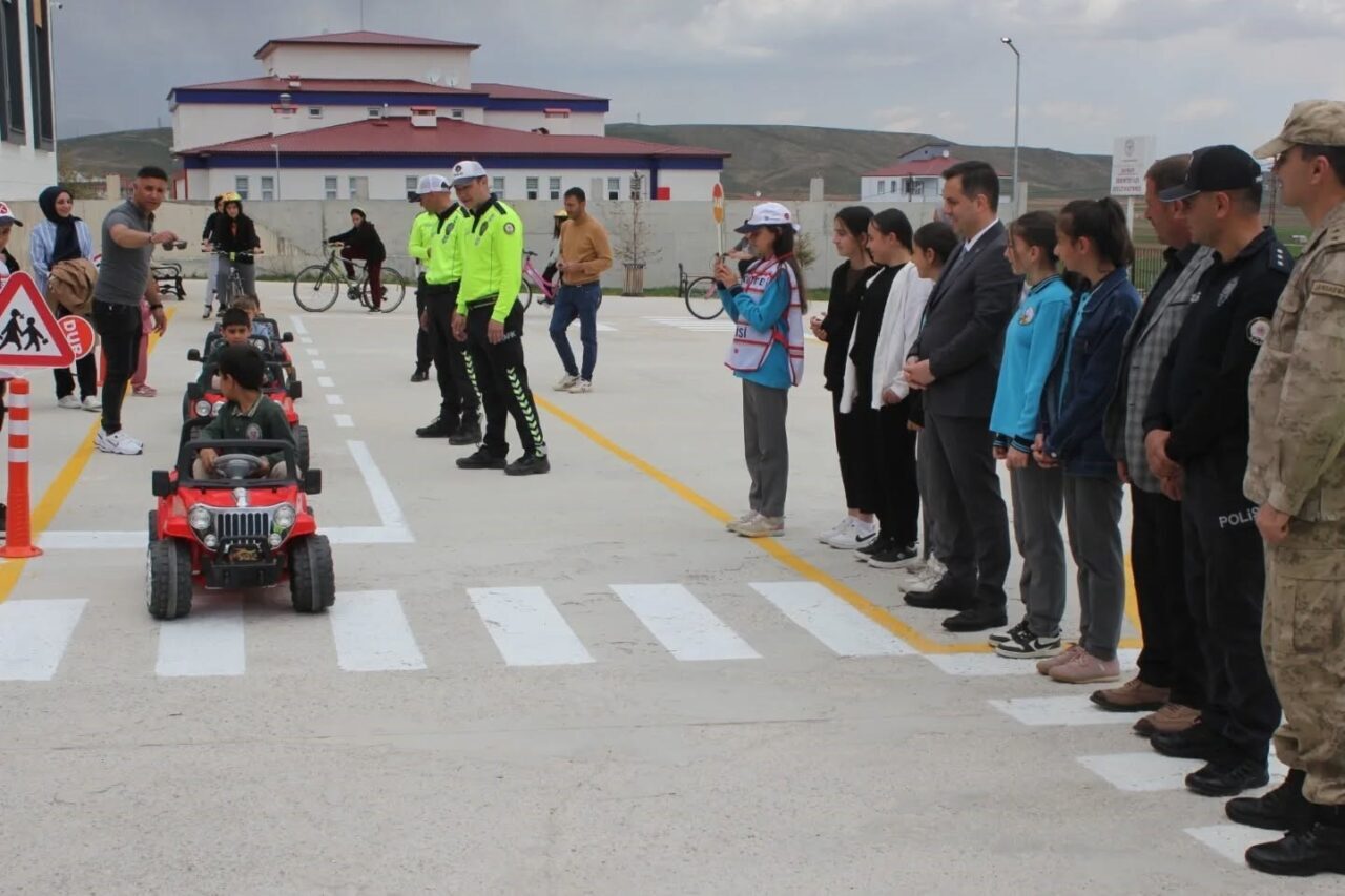 Karayolu Trafik Haftası etkinlikleri kapsamında toplumda trafik kültürünün oluşturulmasına katkı