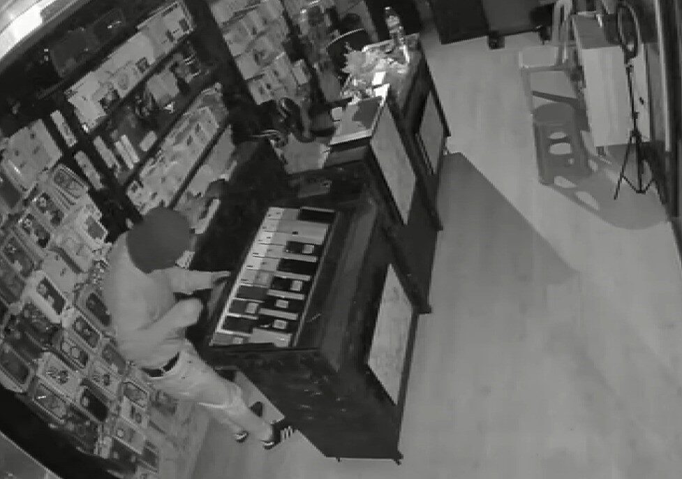 Kahramanmaraş’ta cep telefonu ve elektronik ekipman satışı yapılan konteyner iş