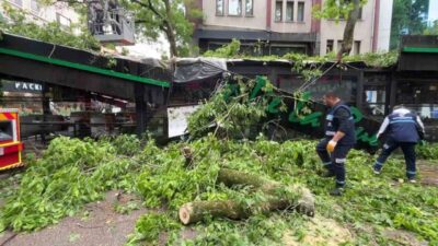 Kocaeli’nin İzmit ilçesinde öğle saatlerinde etkili olan şiddetli rüzgar ve