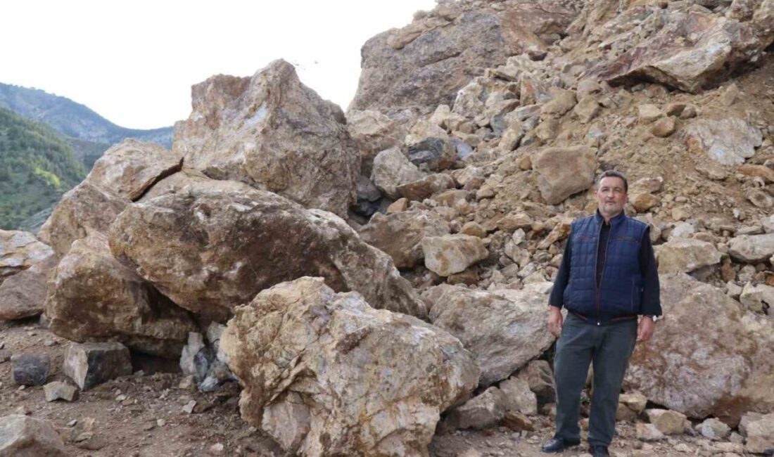 Erzurum’un Oltu ilçesinde meydana gelen heyelan, Kemerkaya Mahallesi yolunu ulaşıma