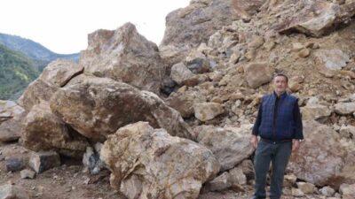 Erzurum’un Oltu ilçesinde meydana gelen heyelan, Kemerkaya Mahallesi yolunu ulaşıma