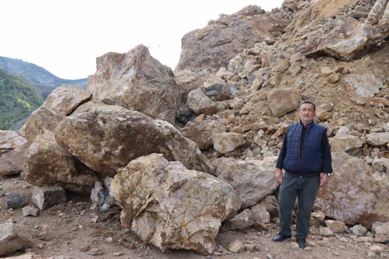 Erzurum’un Oltu ilçesinde meydana gelen heyelan, Kemerkaya Mahallesi yolunu ulaşıma