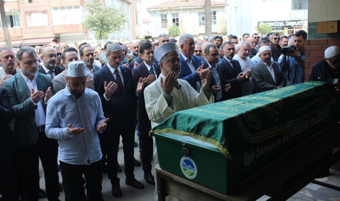 Sakarya’nın Karasu ilçesinde önündeki otomobile çarptıktan sonra ters dönen tankerde