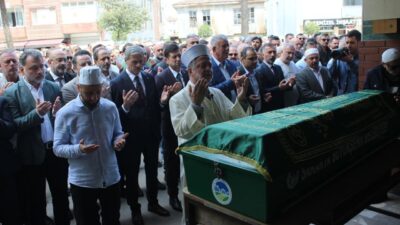 Sakarya’nın Karasu ilçesinde önündeki otomobile çarptıktan sonra ters dönen tankerde
