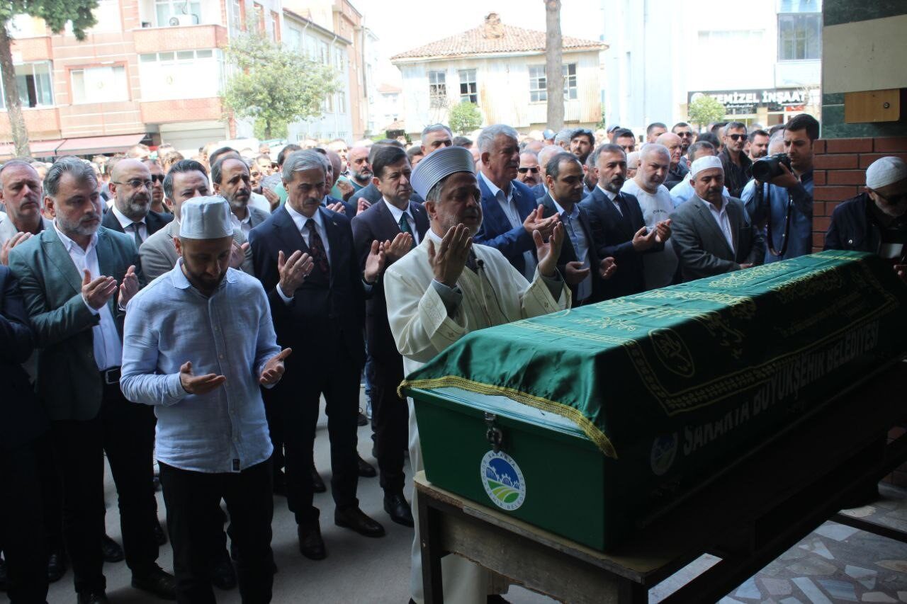 Sakarya’nın Karasu ilçesinde önündeki otomobile çarptıktan sonra ters dönen tankerde