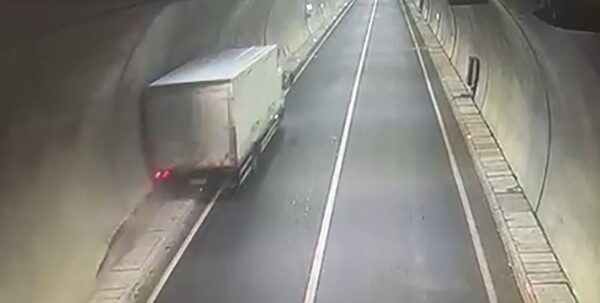 Erzurum’un Uzundere ilçesinde bulunan Pirinkayalar tünelinde kontrol çıkan kamyon tünel