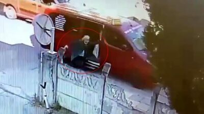 Sakarya’nın Adapazarı ilçesinde bir dolmuştan inmek isteyen 71 yaşındaki kadın,